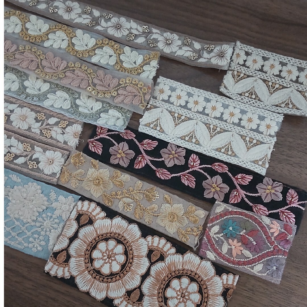 インド刺繍 ハギレ １１枚と小さな２枚 ハンドメイドの素材/材料(その他)の商品写真
