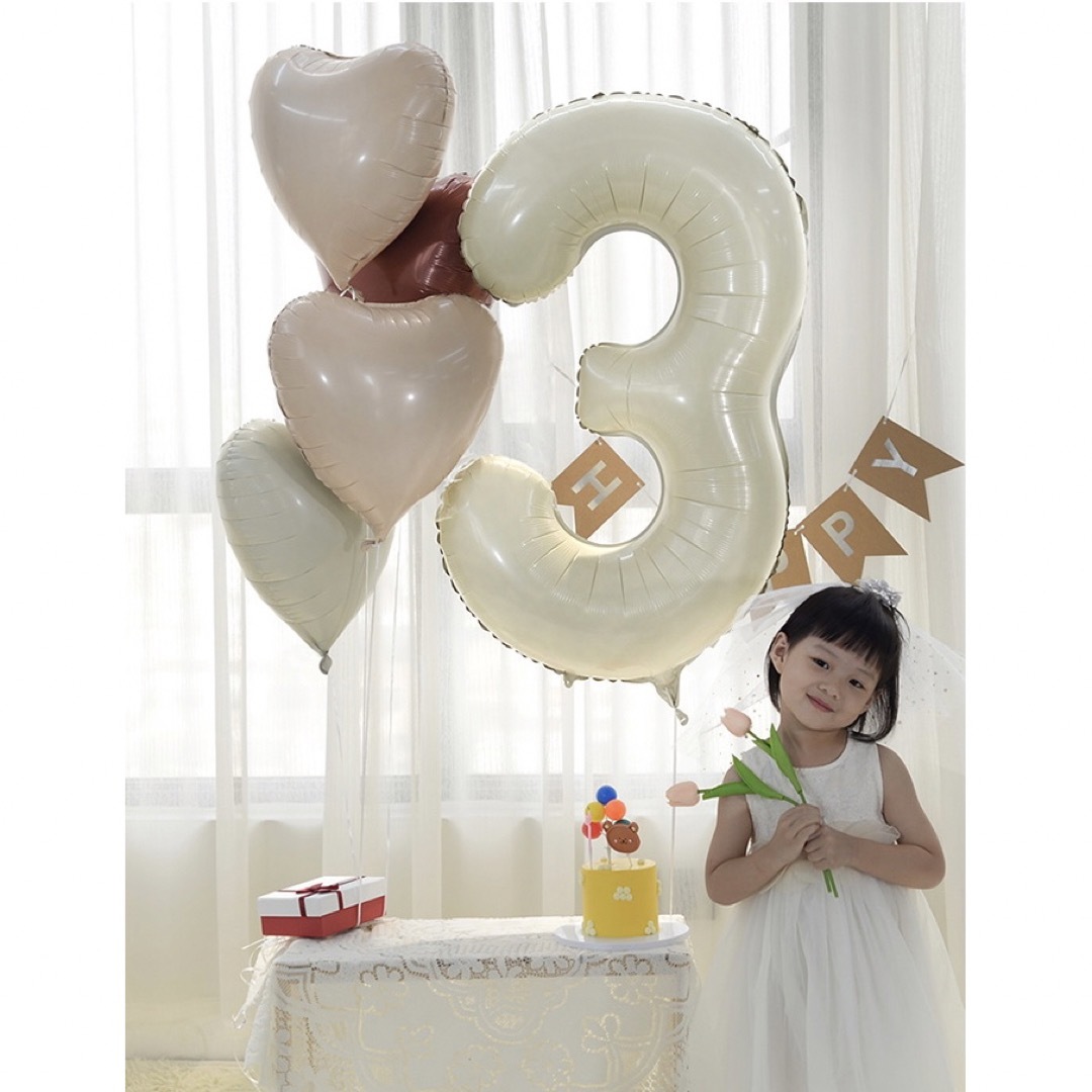 【4】大人気！くすみホワイトナンバーバルーン♥︎No. 4 誕生日　風船　数字 キッズ/ベビー/マタニティのメモリアル/セレモニー用品(その他)の商品写真