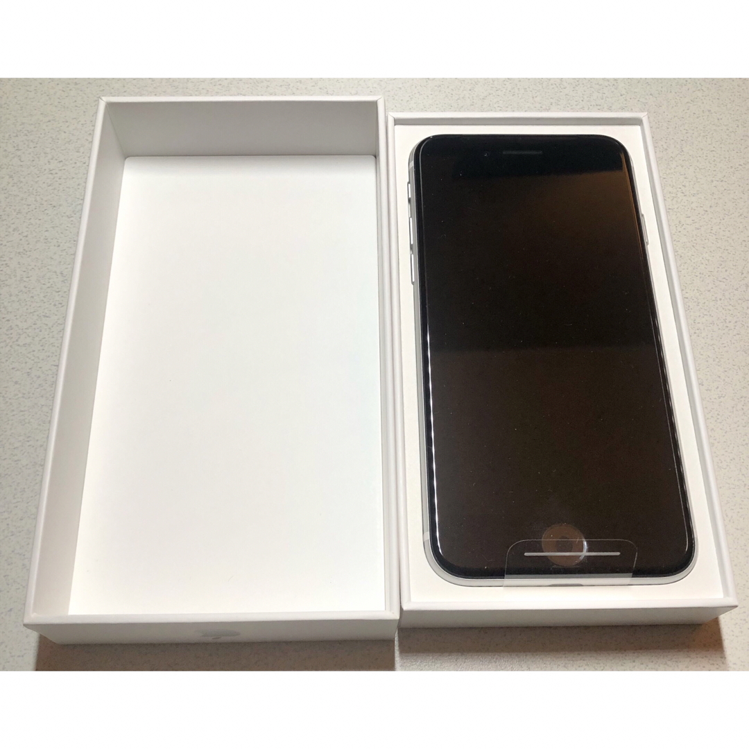 iPhoneSE White 64GB スマホ/家電/カメラのスマートフォン/携帯電話(スマートフォン本体)の商品写真