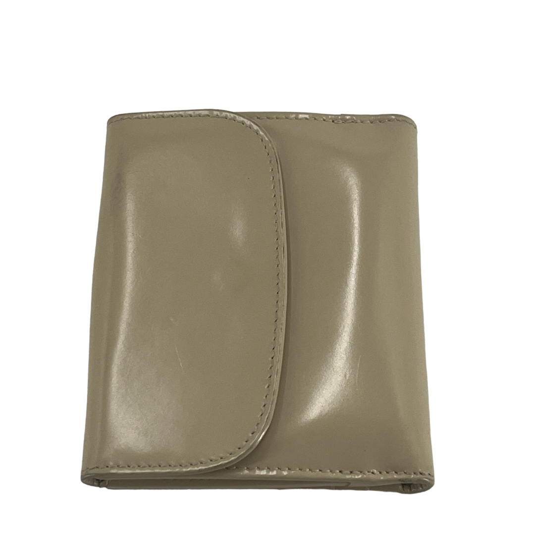 Gucci(グッチ)のグッチ　コンパクト財布 二つ折り　ホワイトG金具 ゴールド　ウォレット　エナメル レディースのファッション小物(財布)の商品写真