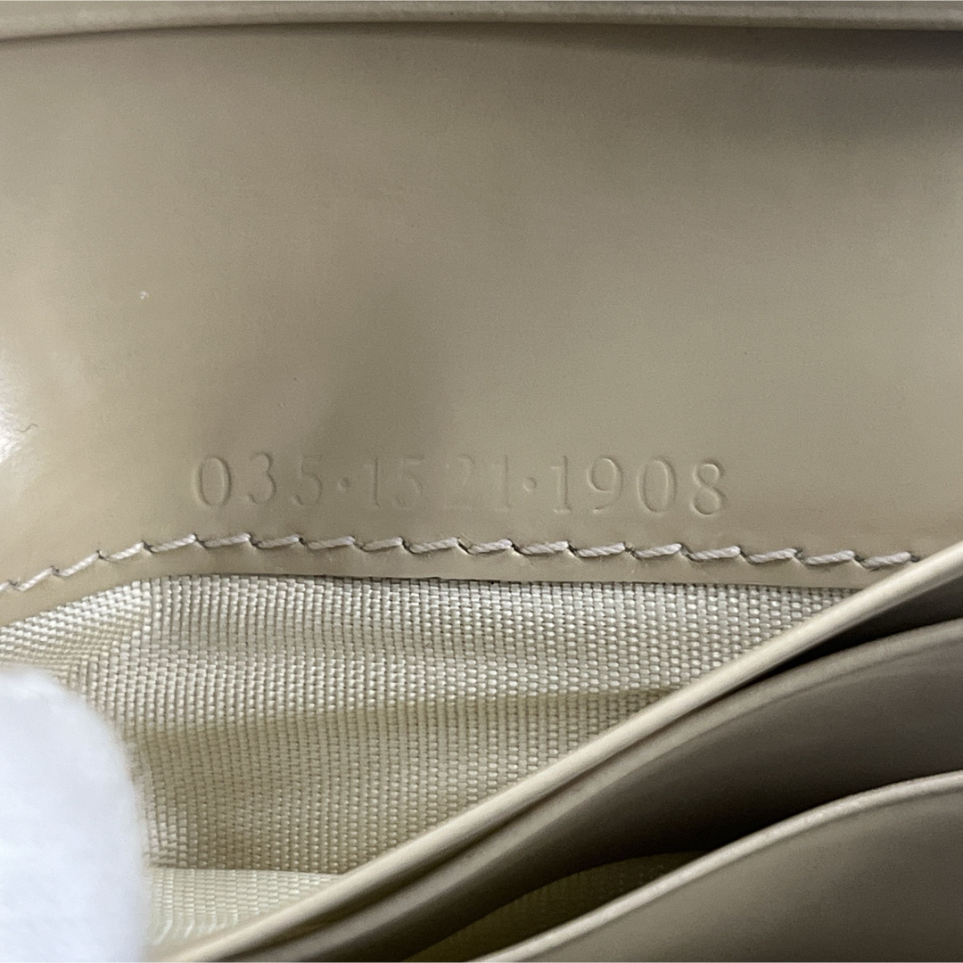 Gucci(グッチ)のグッチ　コンパクト財布 二つ折り　ホワイトG金具 ゴールド　ウォレット　エナメル レディースのファッション小物(財布)の商品写真