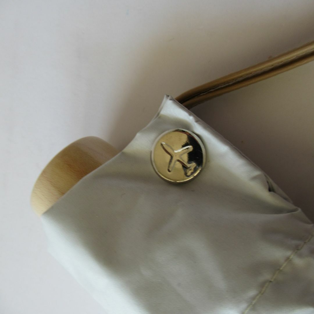 AQUA SCUTUM(アクアスキュータム)のアクアスキュータム新品ホワイト 日傘 サマーシールド JAL機内販売限定 2/2 レディースのファッション小物(傘)の商品写真