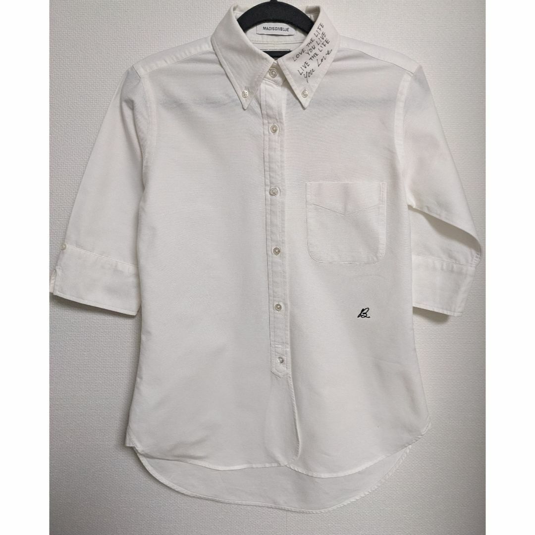 MADISONBLUE(マディソンブルー)のMADISONBLUE　MESSAGE SHORT SLEEVE OXFORD レディースのトップス(シャツ/ブラウス(半袖/袖なし))の商品写真