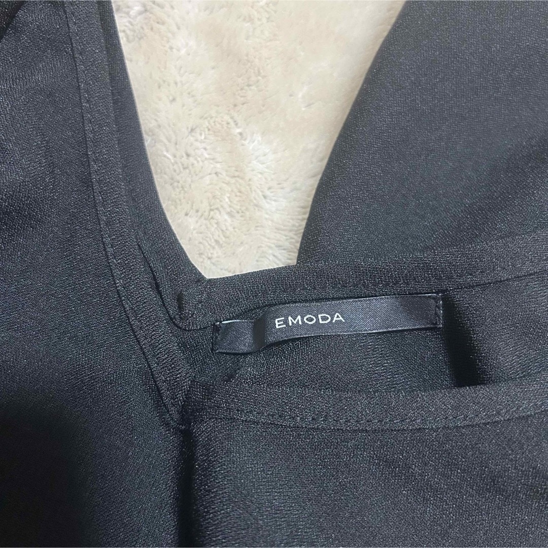 EMODA(エモダ)のEMODA ペプラム ブラック 2WAYオフショルダーフレアトップ 黒 新品 レディースのトップス(カットソー(半袖/袖なし))の商品写真