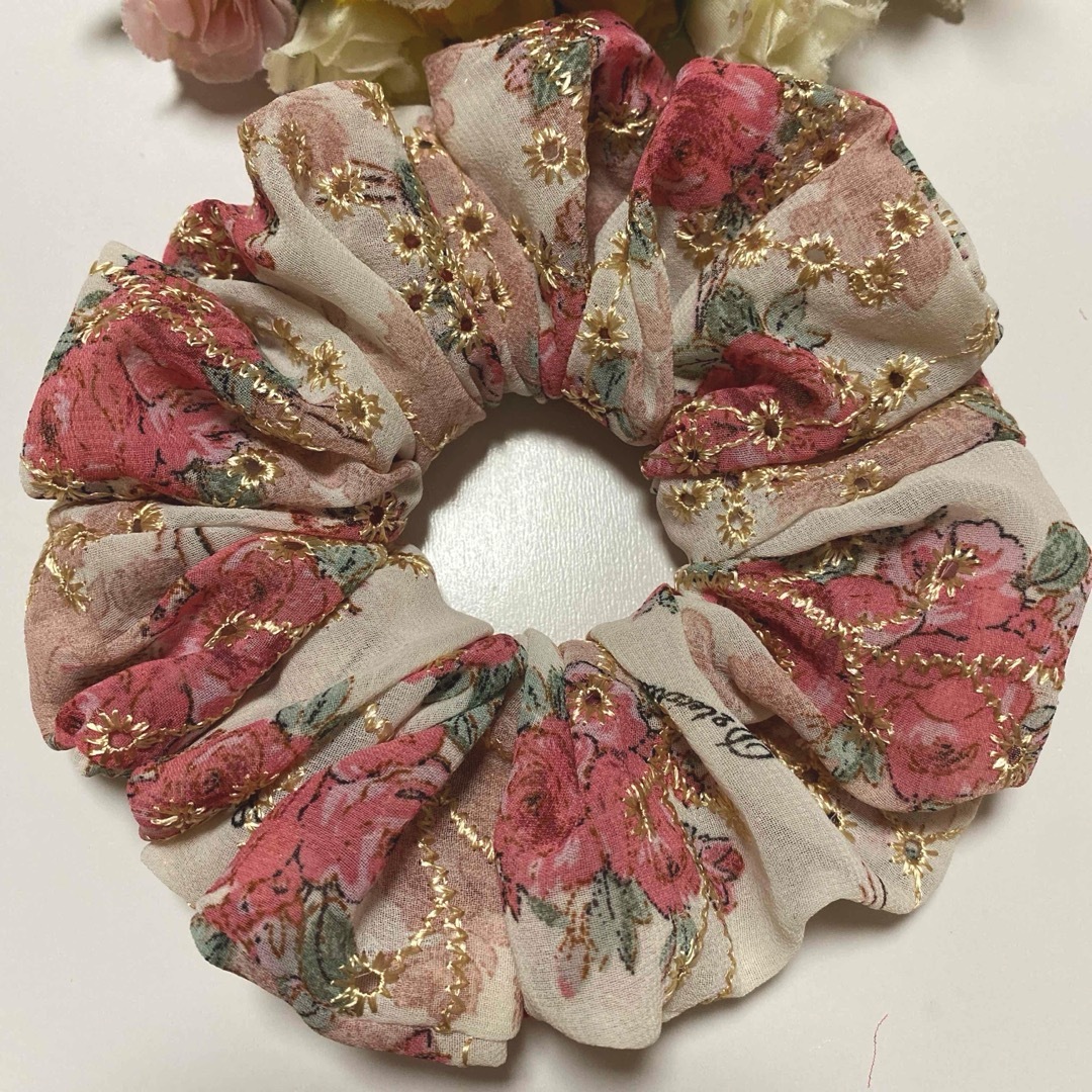 ハンドメイドシュシュ☆花柄刺繍濃ピンク レディースのヘアアクセサリー(ヘアゴム/シュシュ)の商品写真