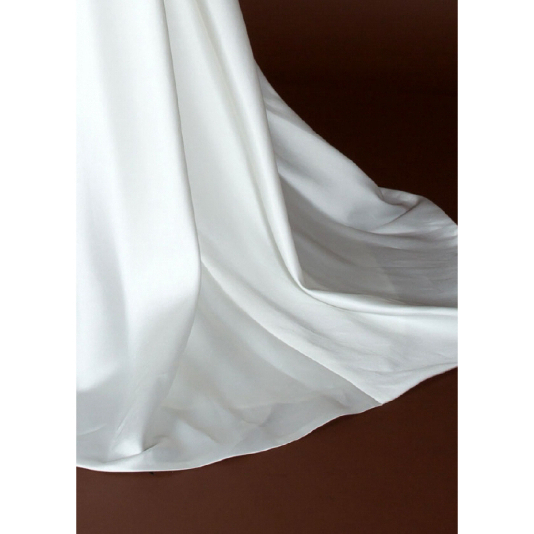 ウェディングドレス　パニエ・ベール・グローブ　エンパイヤ・スレンダー　Aライン レディースのフォーマル/ドレス(ウェディングドレス)の商品写真