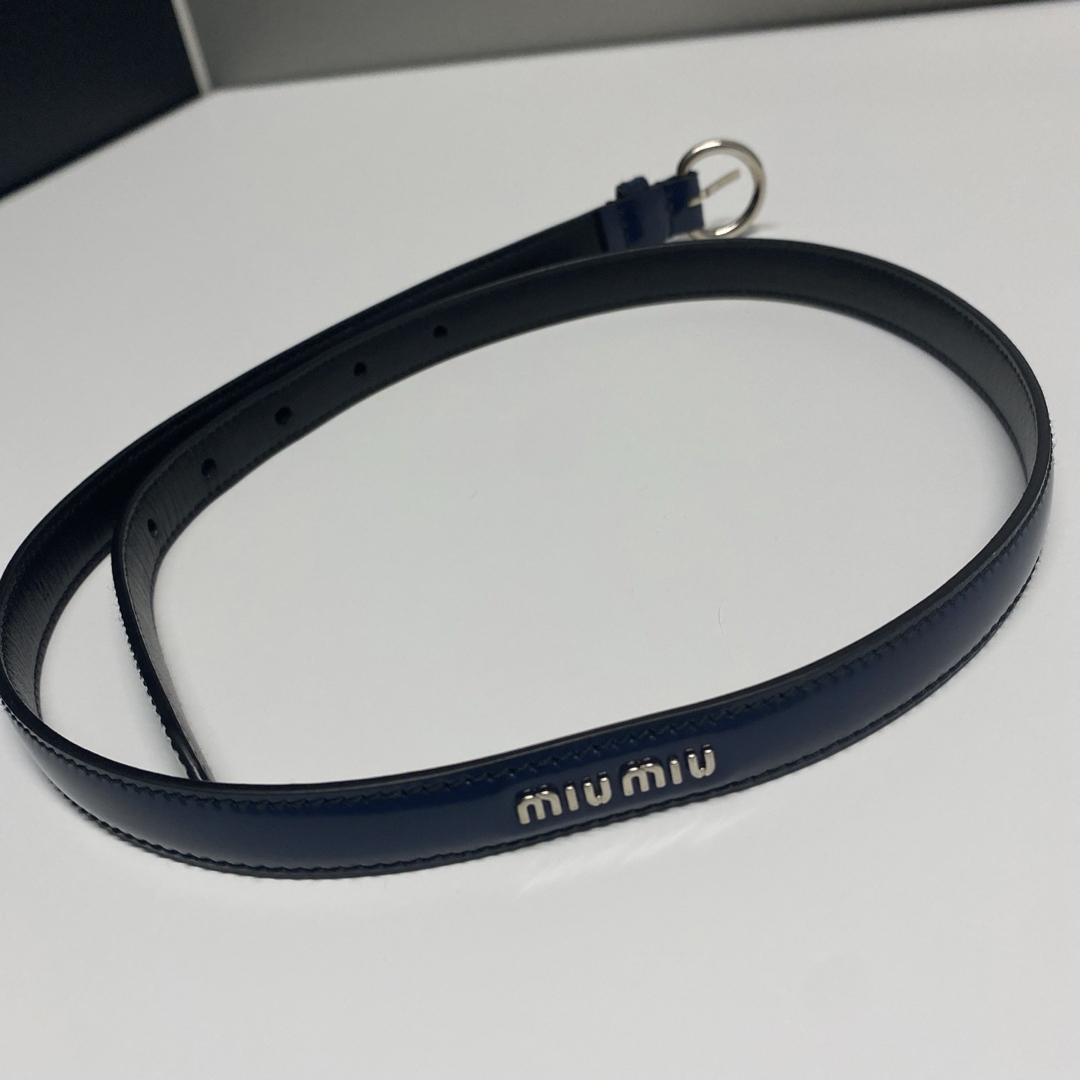 miumiu(ミュウミュウ)の新品未使用♡ミュウミュウ miumiu ベルト シルバー ネイビー 75 レディースのファッション小物(ベルト)の商品写真