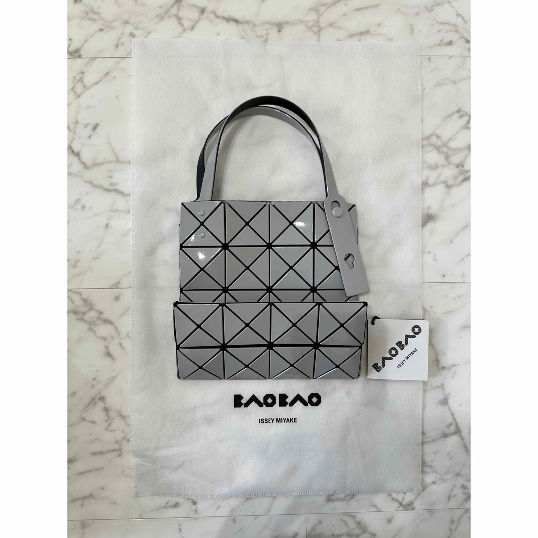 BaoBaoIsseyMiyake(バオバオイッセイミヤケ)の新品　BAO BAO  ISSEY MIYAKE   CARAT  GRAY レディースのバッグ(ハンドバッグ)の商品写真