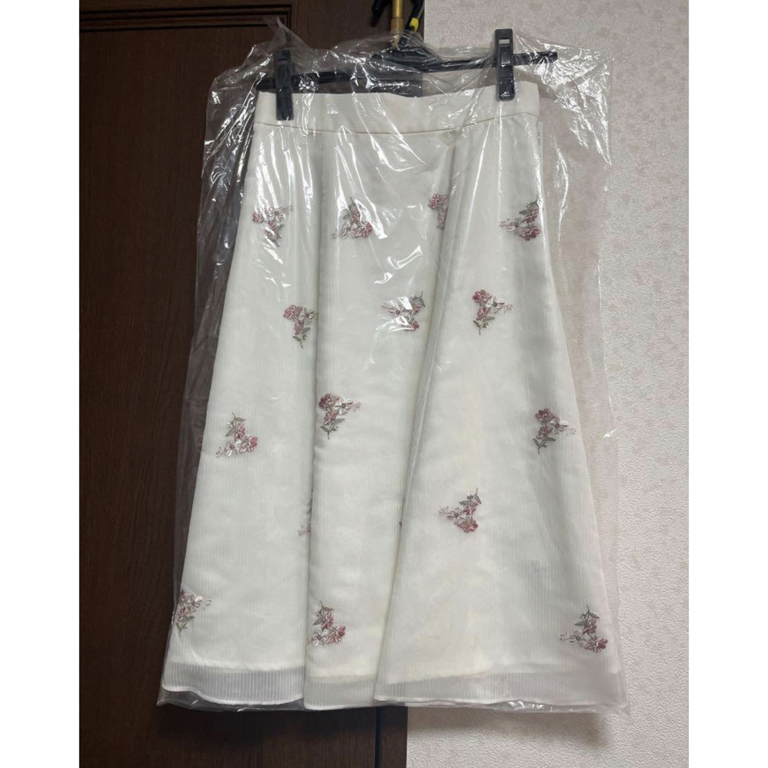 LAISSE PASSE(レッセパッセ)の✳︎新品✳︎レッセパッセ✳︎花柄刺繍スカート✳︎ レディースのスカート(ひざ丈スカート)の商品写真