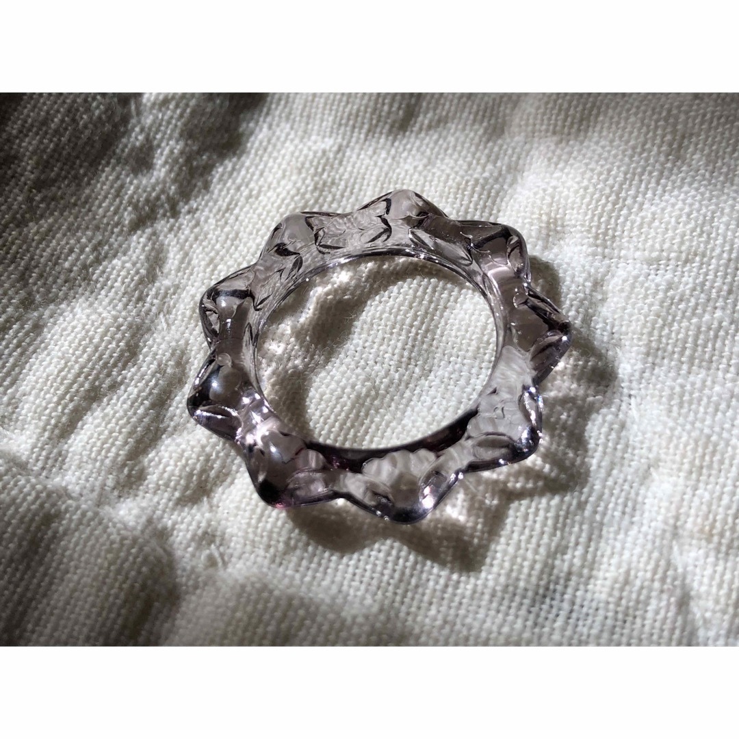 【新品送無料❗️】ギザギザ アクリルリング 透明 アクセサリー チャコールグレー レディースのアクセサリー(リング(指輪))の商品写真