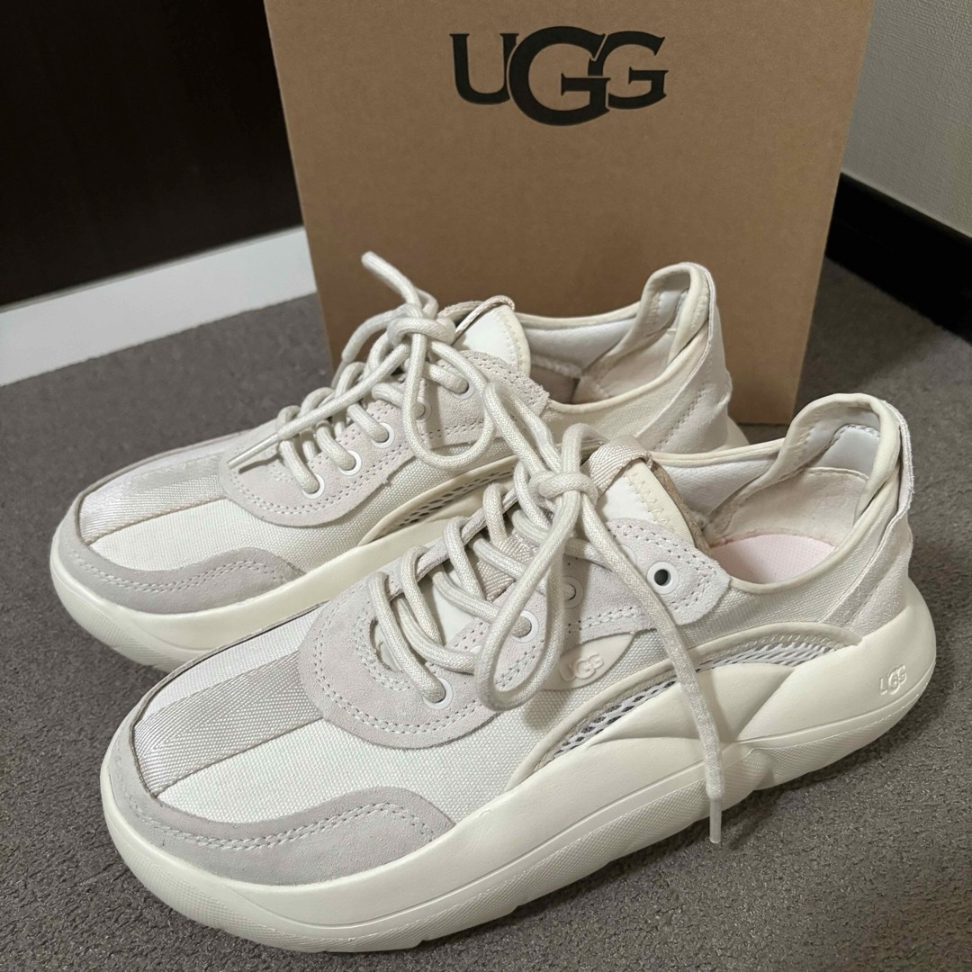 UGG(アグ)の人気完売UGG W LA CLOWD LOW厚底白スニーカー早い者勝ち新品未使用 レディースの靴/シューズ(スニーカー)の商品写真