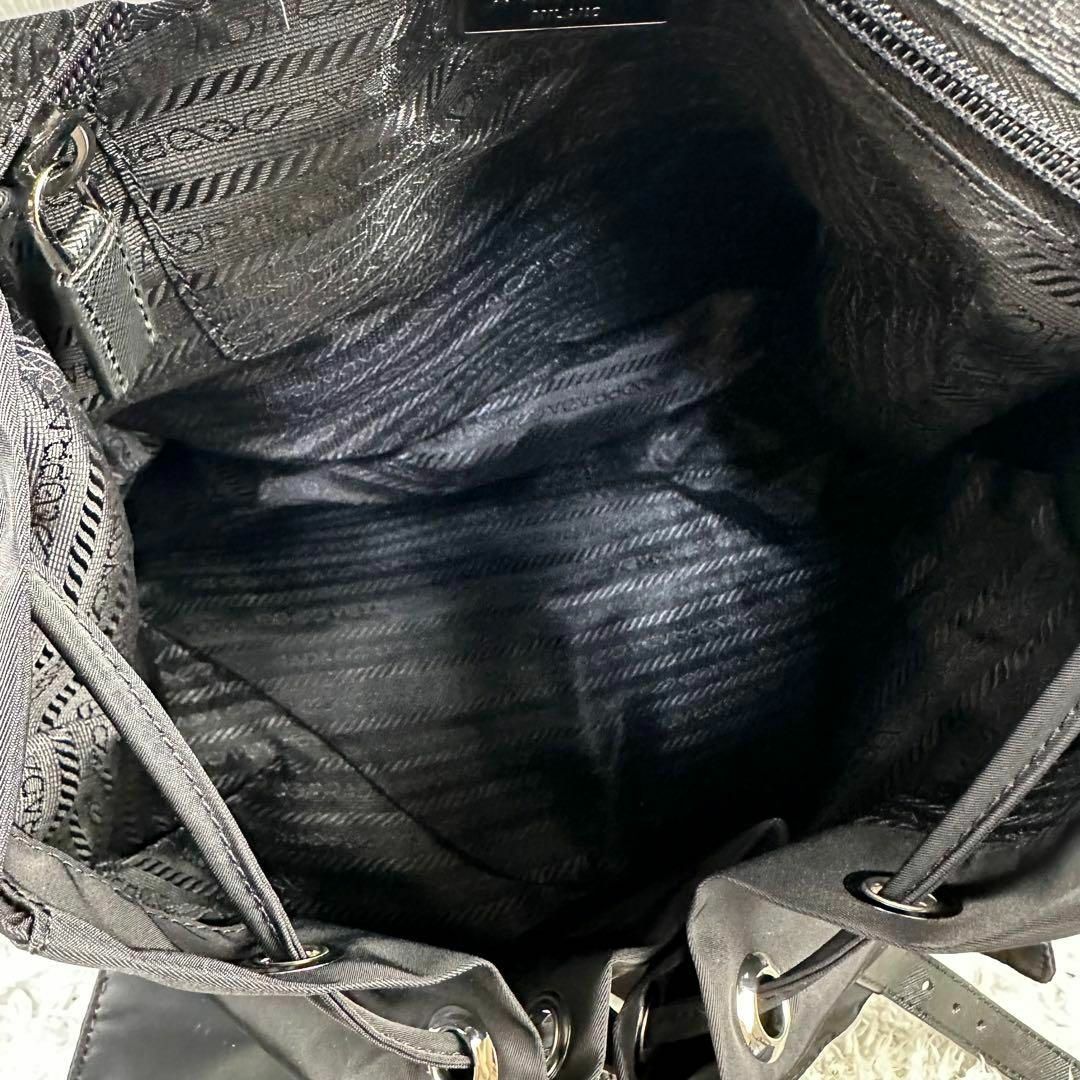 PRADA(プラダ)の新品　プラダ　リナイロン　サフィアーノレザー　三角ロゴプレート　リュック　黒 メンズのバッグ(バッグパック/リュック)の商品写真