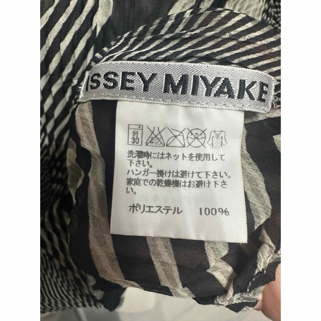 ISSEY MIYAKE(イッセイミヤケ)のイッセイミヤケ　素敵なリバーシブルシフォントップス未使用品（1668） レディースのトップス(シャツ/ブラウス(長袖/七分))の商品写真