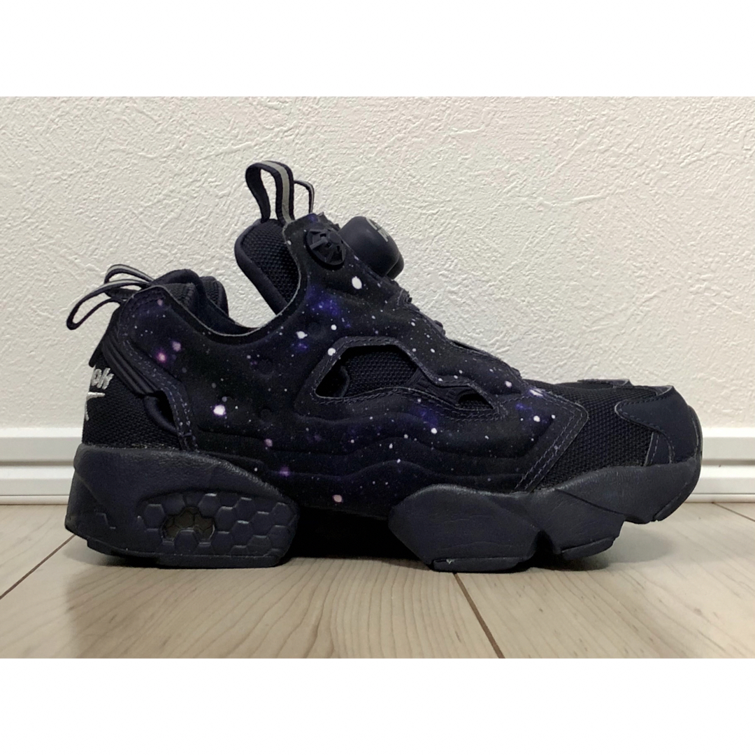 Reebok(リーボック)の23cm 良品 REEBOK PUMP FURY OG 宇宙柄 ネイビー 紺 紫 レディースの靴/シューズ(スニーカー)の商品写真