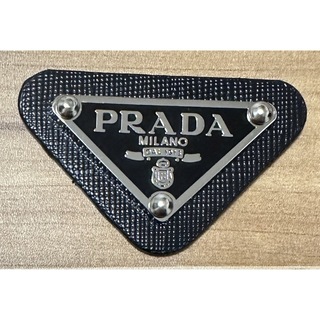PRADA - PRADA ロゴプレートノベルティ　最安　プラダ　ブローチ　パーツ　ブラック1枚