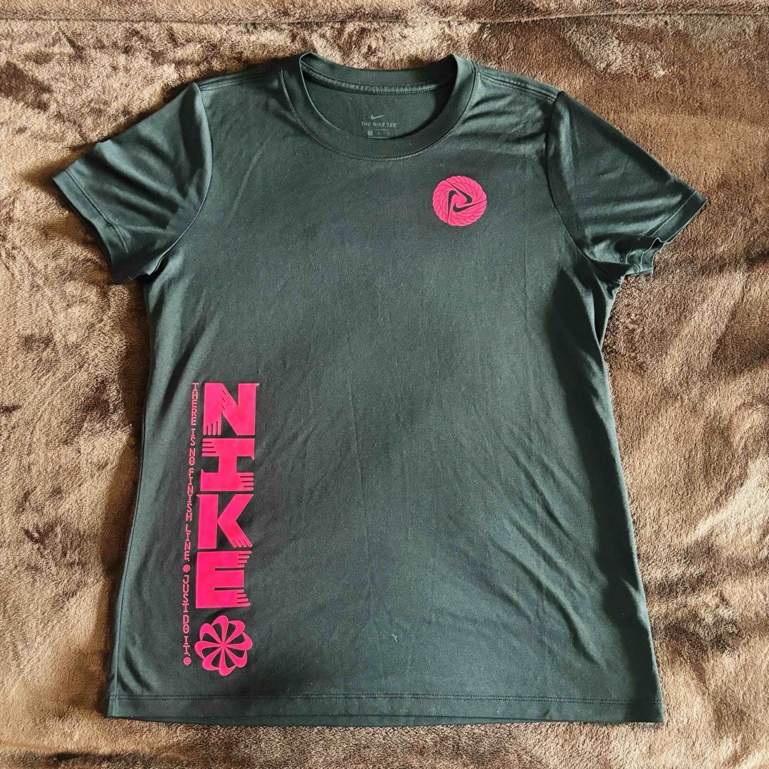 NIKE(ナイキ)の美品！ビビットピンクが可愛いスポーツTシャツ 半袖Tシャツ レディースのトップス(Tシャツ(半袖/袖なし))の商品写真