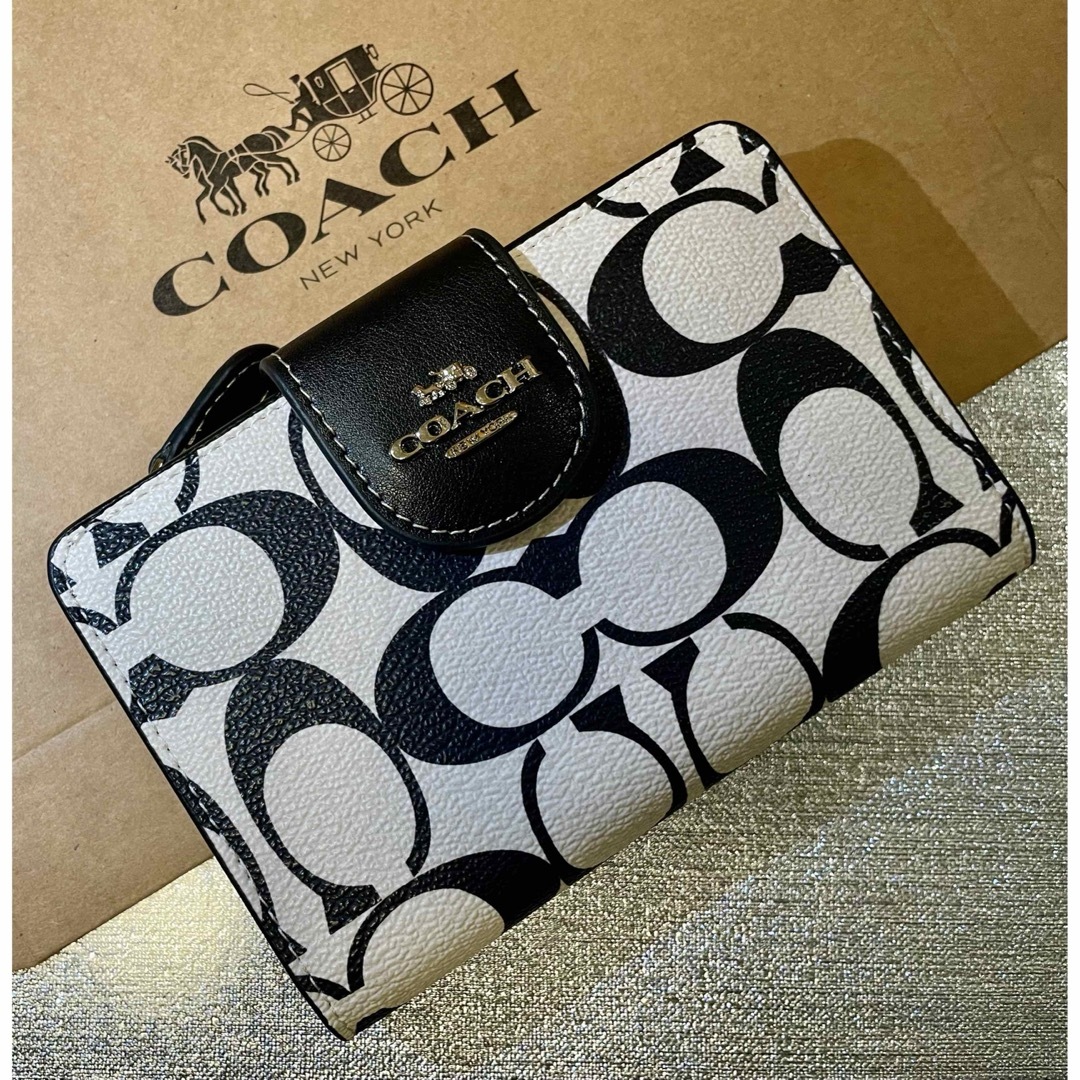 COACH(コーチ)のCOACH  コーチ　二つ折り　シグネチャー　レザー　財布　未使用品 レディースのファッション小物(財布)の商品写真