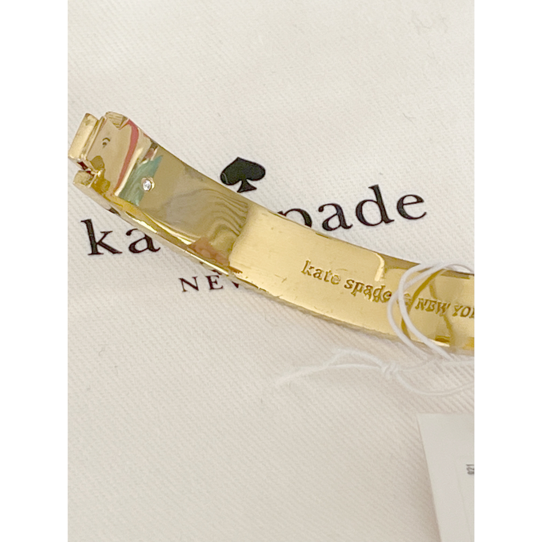 kate spade new york(ケイトスペードニューヨーク)の【新品未使用】訳アリ　ケイトスペード　バングル　ゴールド レディースのアクセサリー(ブレスレット/バングル)の商品写真