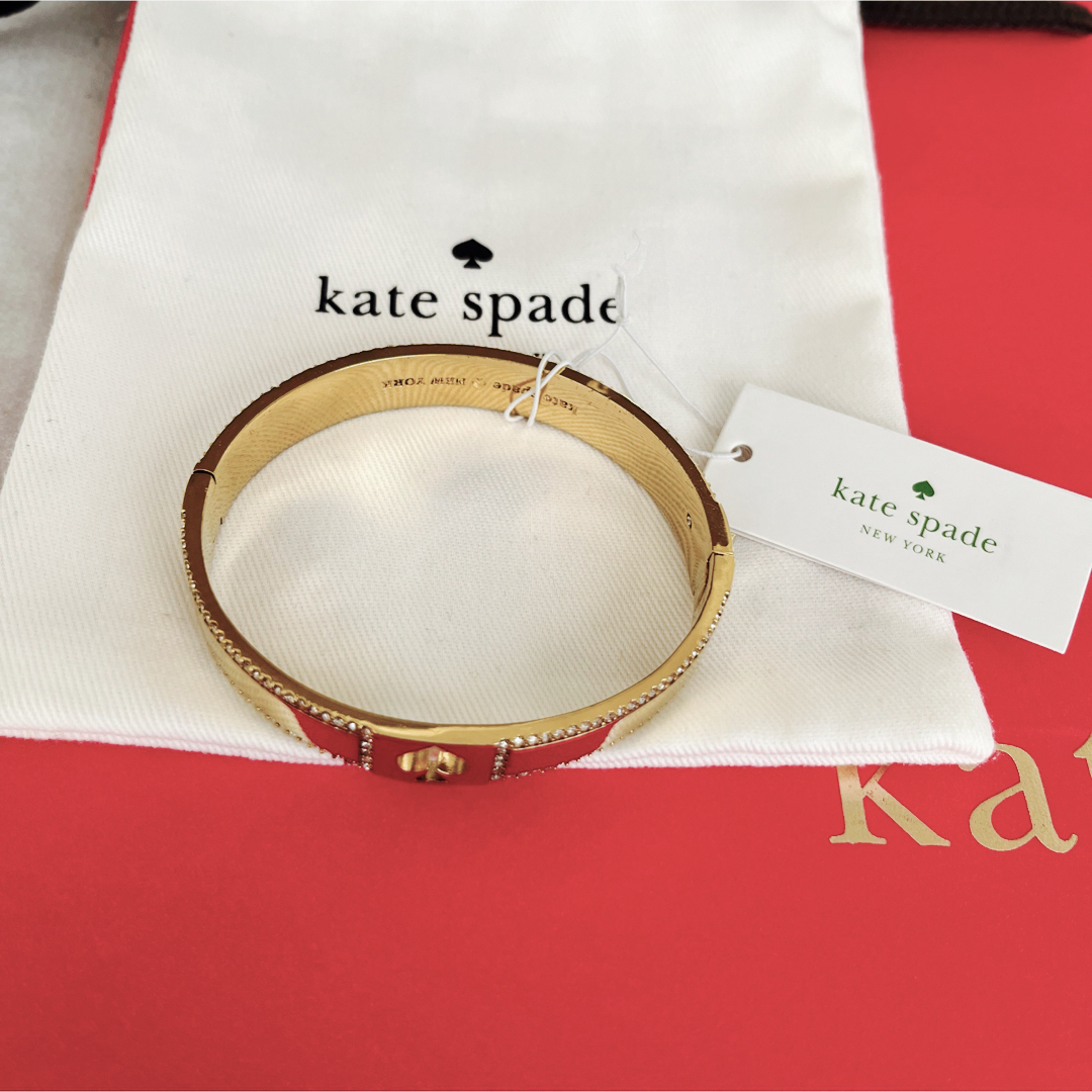 kate spade new york(ケイトスペードニューヨーク)の【新品未使用】訳アリ　ケイトスペード　バングル　ゴールド レディースのアクセサリー(ブレスレット/バングル)の商品写真