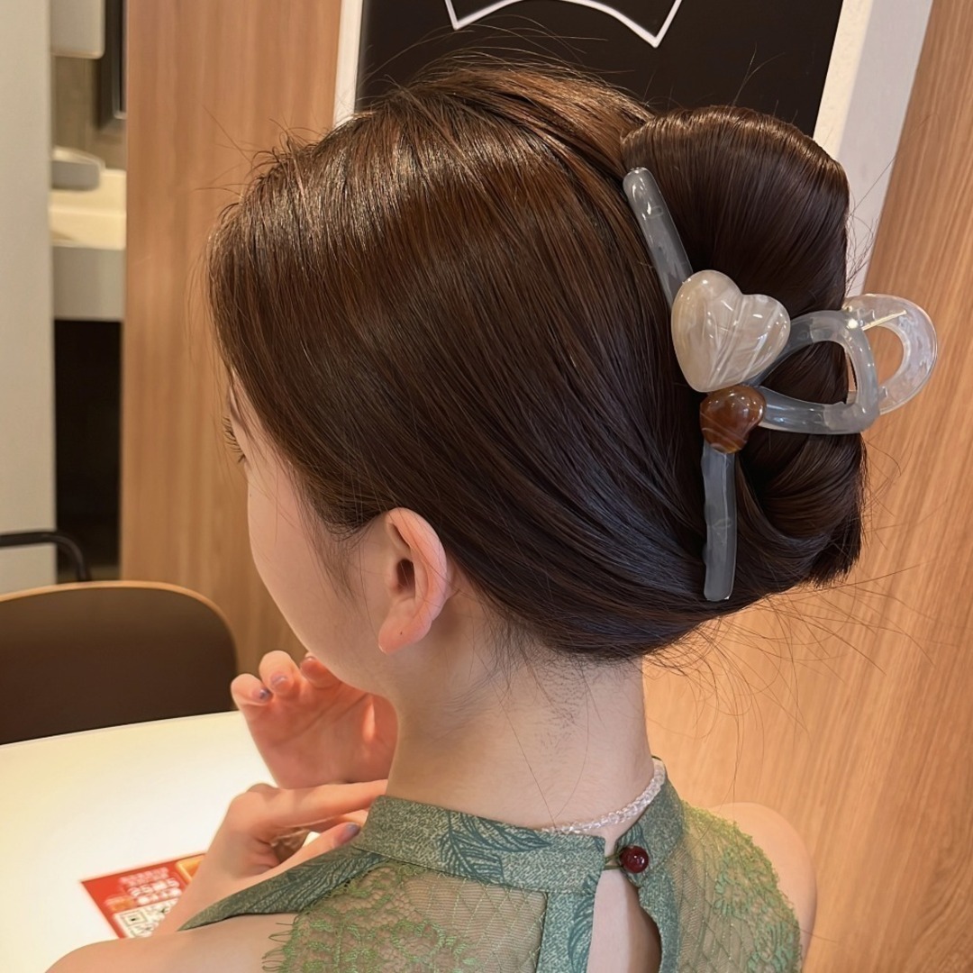 【大人気】ヘアクリップ　ハート　大きめ　バレッタ　髪留め　上品　韓国　グレー レディースのヘアアクセサリー(バレッタ/ヘアクリップ)の商品写真