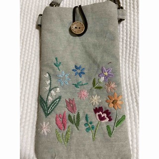 ハンドメイド花刺繍手刺繍の沢山の花々のスマホ　グラスケースナチュラル12個+1個