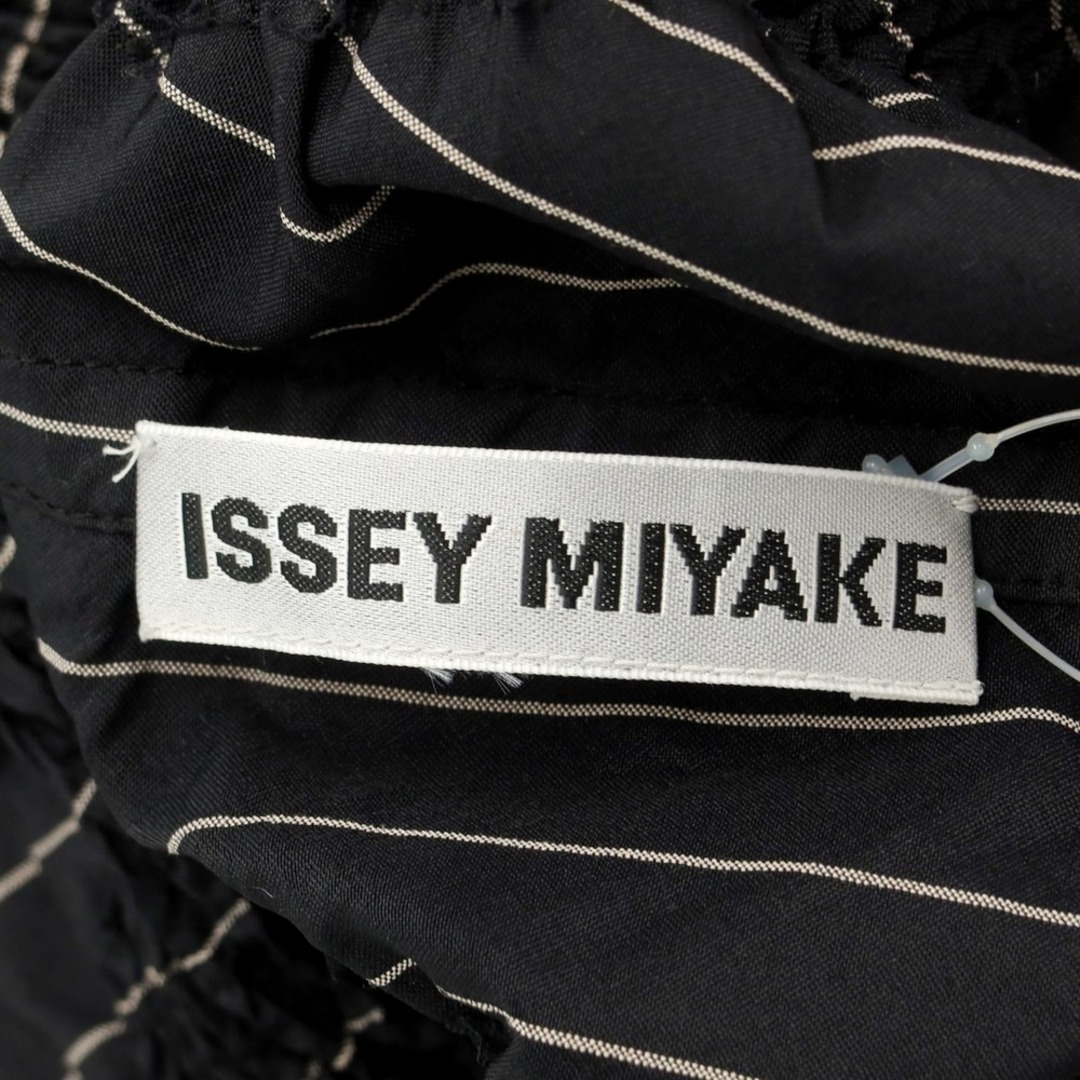 ISSEY MIYAKE(イッセイミヤケ)の【中古】イッセイミヤケ ISSEY MIYAKE 2023年秋冬 プリーツ加工 ストライプ柄 ブラウス ブラックxアイボリー【サイズ表記なし（L位）】【レディース】 レディースのトップス(シャツ/ブラウス(長袖/七分))の商品写真