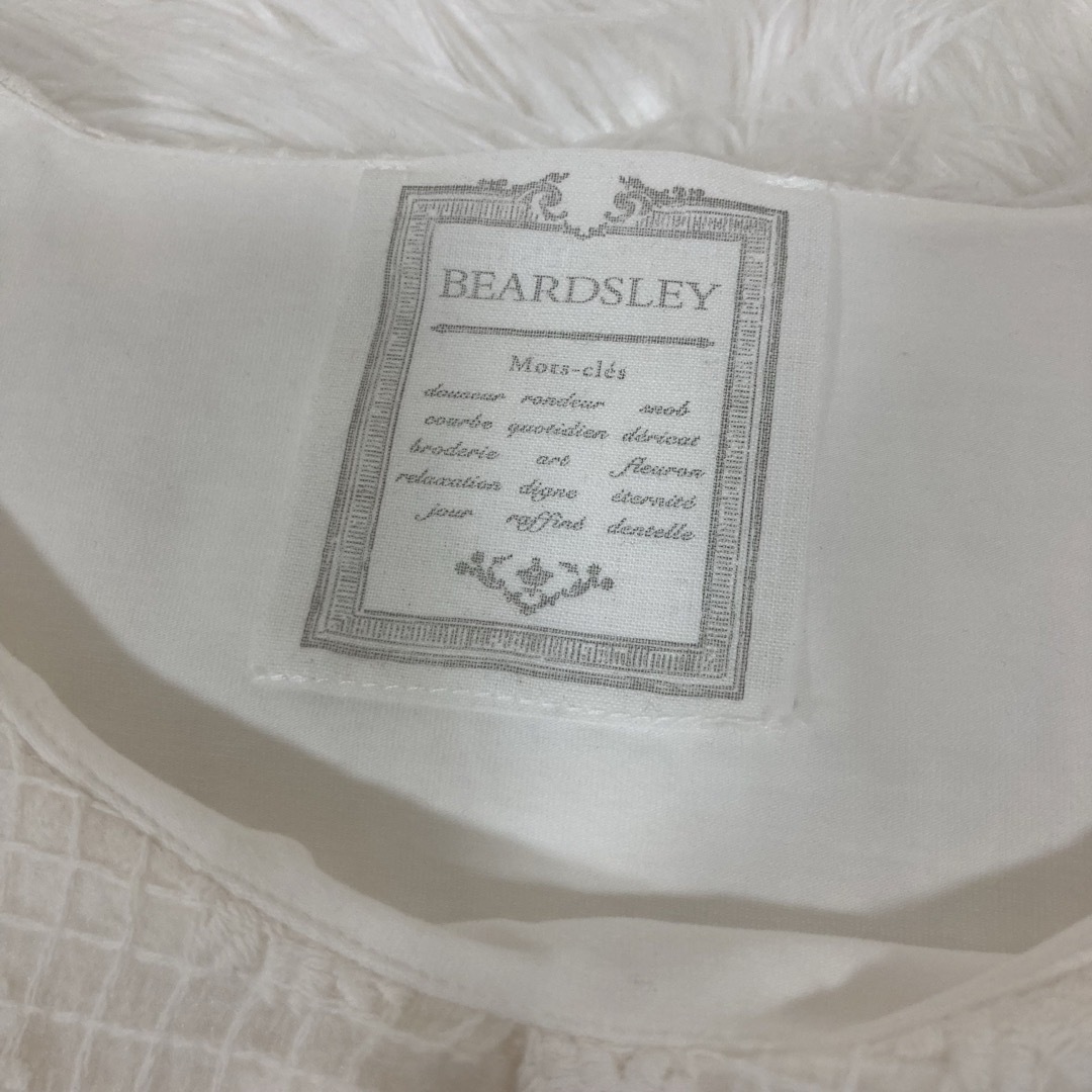 【美品】BEARDSLEY  ビアズリー 刺繍　 カットソー ホワイト　シルク レディースのトップス(カットソー(半袖/袖なし))の商品写真