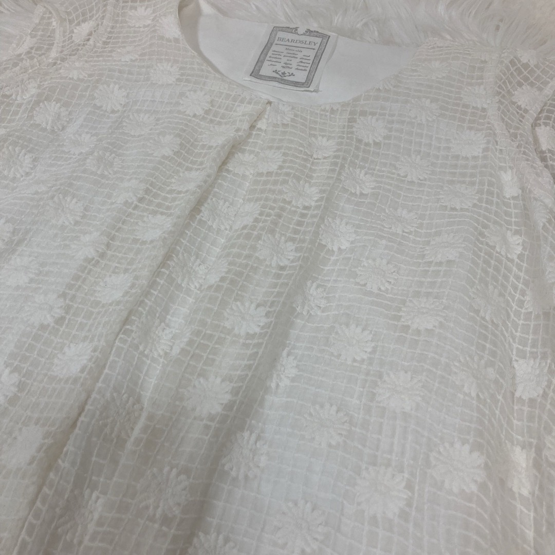 【美品】BEARDSLEY  ビアズリー 刺繍　 カットソー ホワイト　シルク レディースのトップス(カットソー(半袖/袖なし))の商品写真
