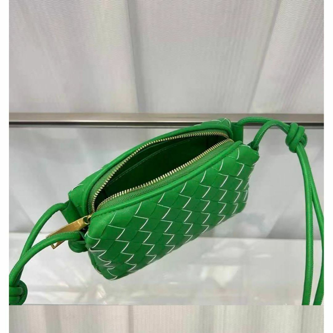 A1本革　グリーンショルダーバッグ　ポシェット　イントレチャート韓国　編み込み レディースのバッグ(ショルダーバッグ)の商品写真