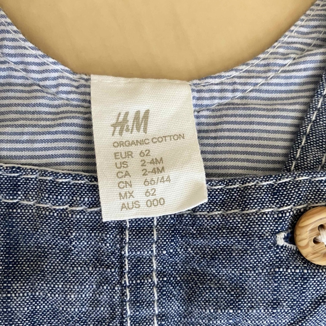 H&M(エイチアンドエム)のH&M  ショートオール カバーオール デニム オーガニックコットン 男女兼用 キッズ/ベビー/マタニティのベビー服(~85cm)(カバーオール)の商品写真