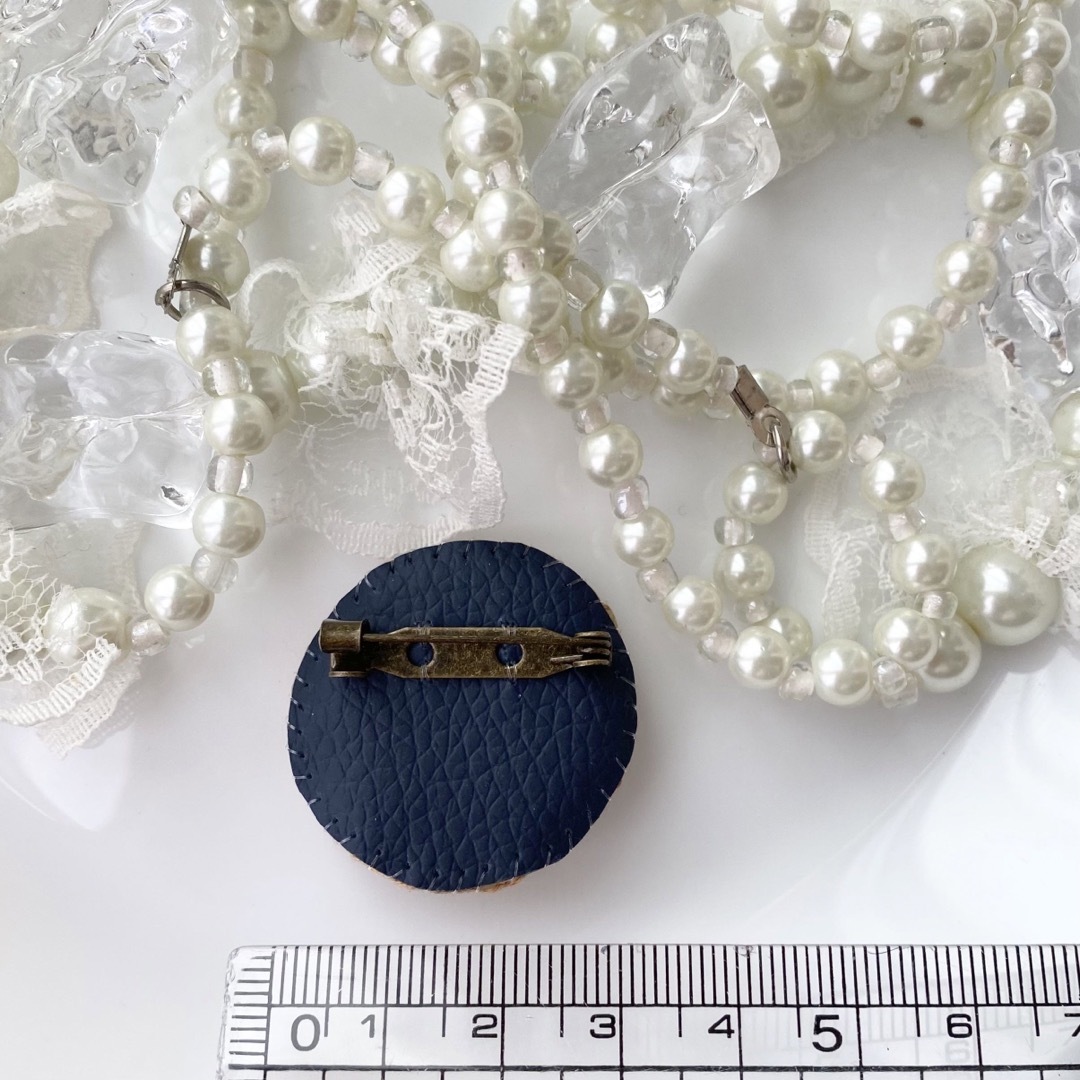 180 刺繍　ブローチ　クッキー　チョコチップ　ハンドメイド ハンドメイドのアクセサリー(コサージュ/ブローチ)の商品写真