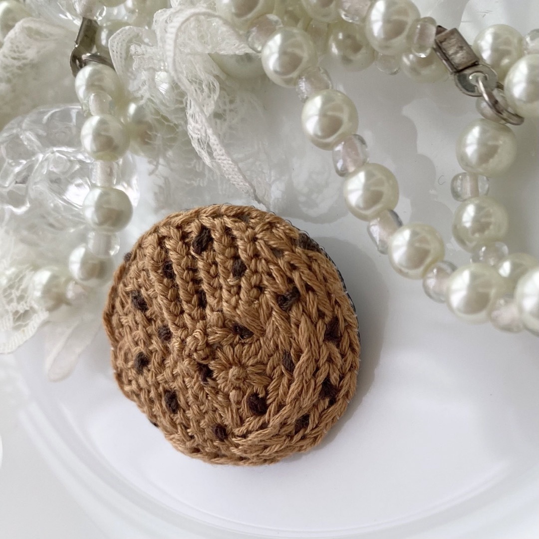 180 刺繍　ブローチ　クッキー　チョコチップ　ハンドメイド ハンドメイドのアクセサリー(コサージュ/ブローチ)の商品写真