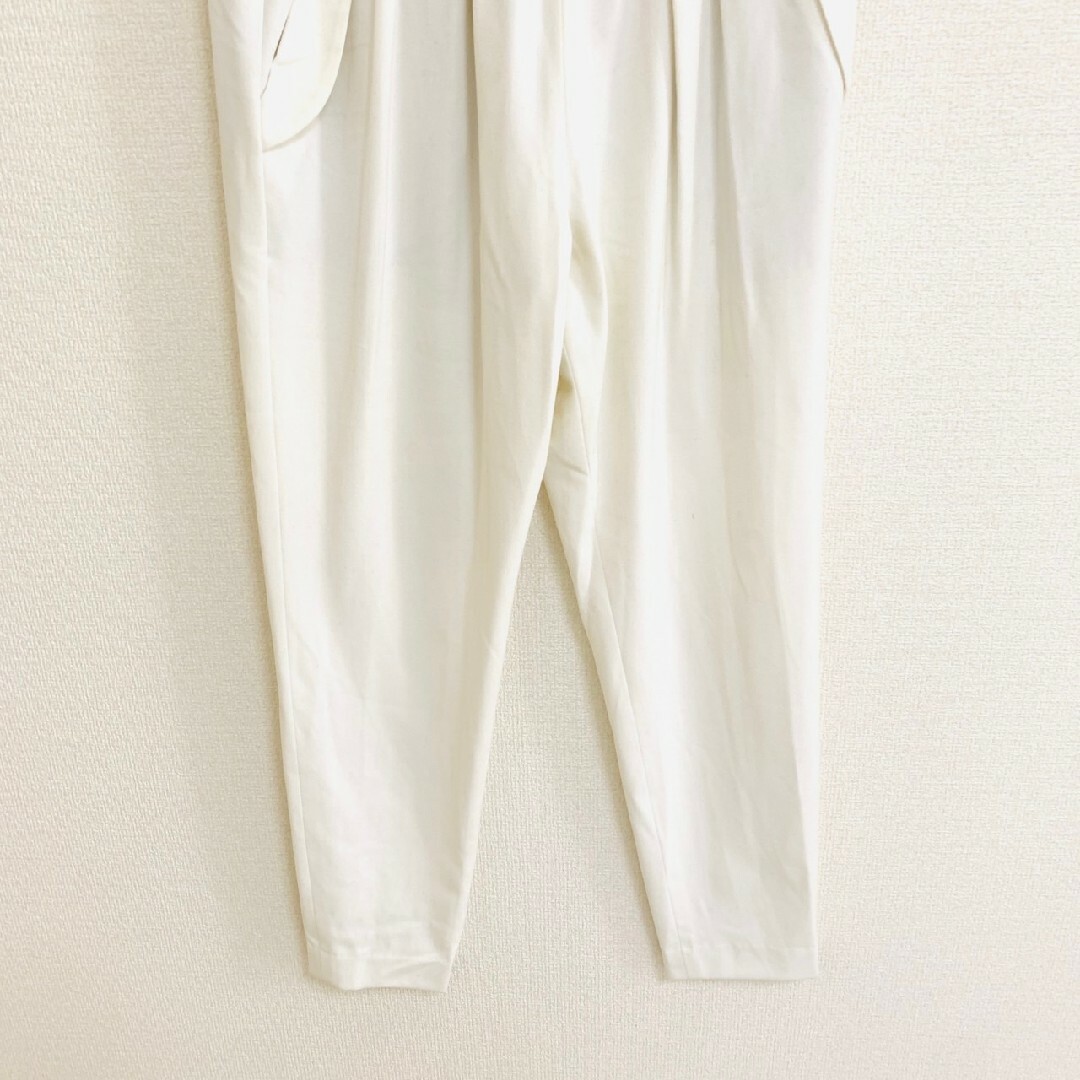 セラッテ　テーパードパンツ　M　ホワイト　タック　きれいめ　レーヨン　ポリ レディースのパンツ(カジュアルパンツ)の商品写真