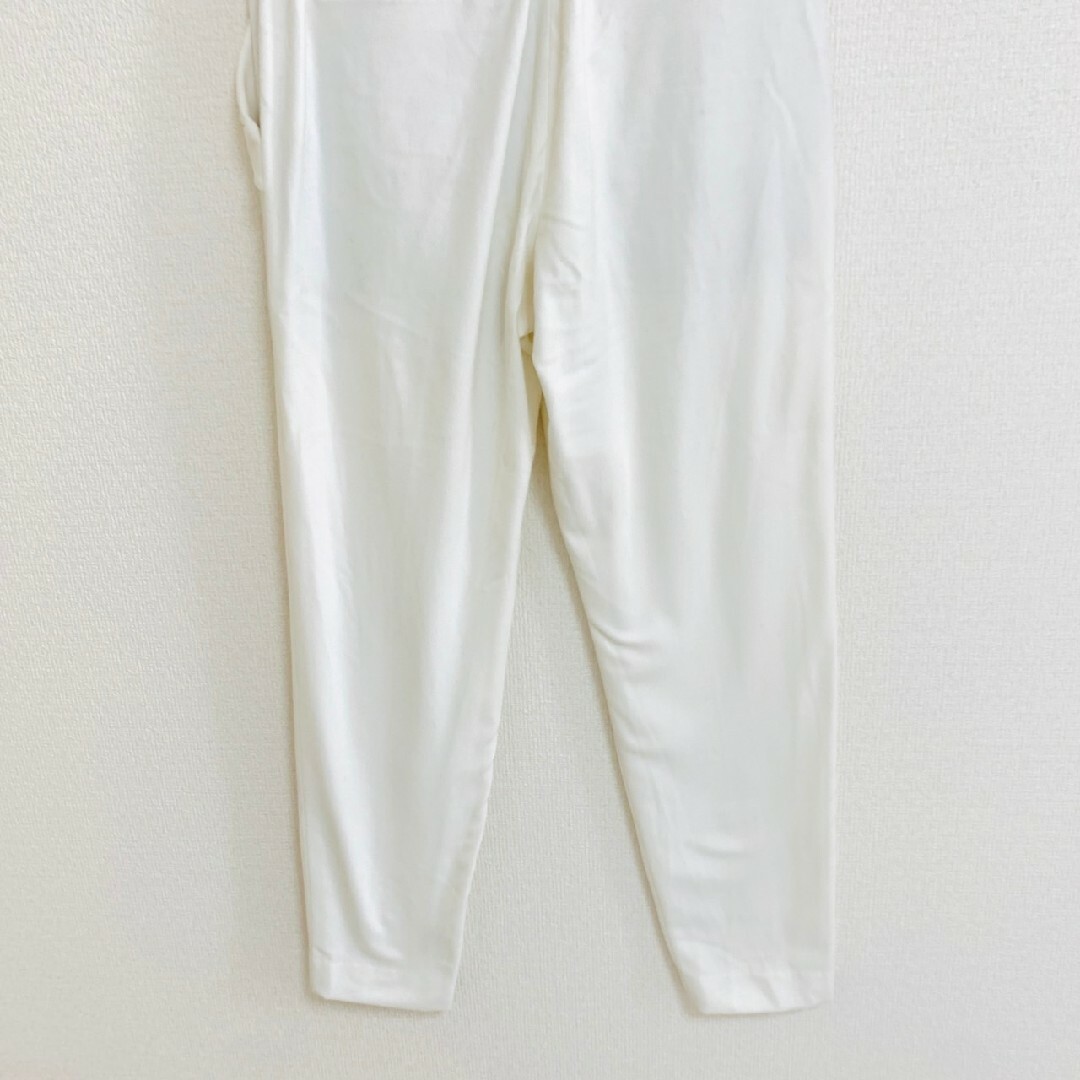 セラッテ　テーパードパンツ　M　ホワイト　タック　きれいめ　レーヨン　ポリ レディースのパンツ(カジュアルパンツ)の商品写真