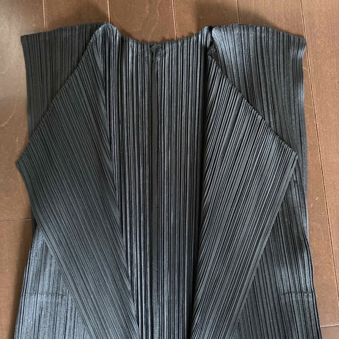 プリーツプリーズMONTHLY COLORS CHARCOALロングジレ プリーツプリーズMONTHLY COLORS CHARCOALロングジレ