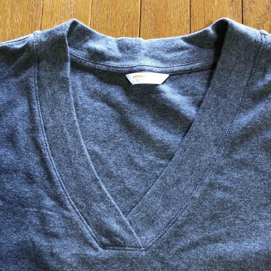 UNIQLO(ユニクロ)のユニクロ　エクストラファインコットンVネックTシャツLグレー レディースのトップス(Tシャツ(半袖/袖なし))の商品写真