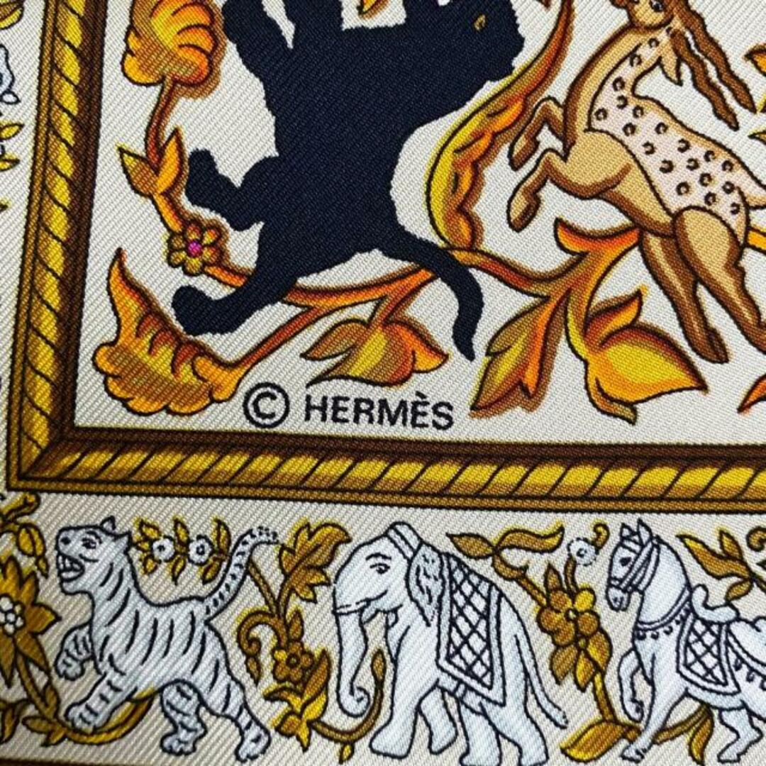 Hermes(エルメス)のHERMES(エルメス) スカーフ カレ90 ベージュ×オレンジ×マルチ CHASSE EN INDE レディースのファッション小物(バンダナ/スカーフ)の商品写真