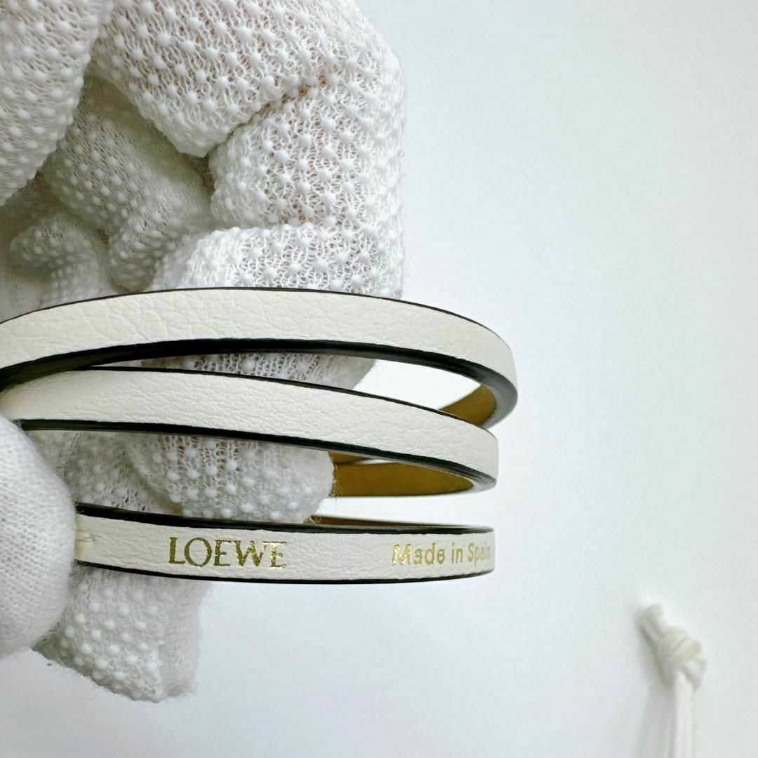 LOEWE(ロエベ)のロエベ アナグラム ツイスト バングル ブレスレット レディース ホワイト レディースのアクセサリー(ブレスレット/バングル)の商品写真