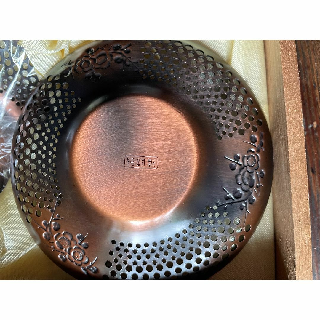 新品 未使用 純銅製 茶托5客 盛皿1客 枝梅 桐箱 ブロンズ 梅 透かし模様 インテリア/住まい/日用品のキッチン/食器(食器)の商品写真
