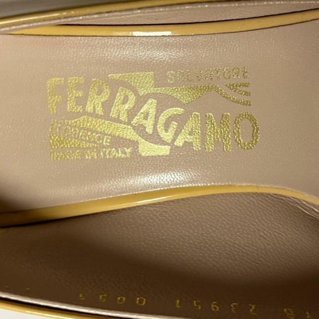 Salvatore Ferragamo(サルヴァトーレフェラガモ)のSalvatoreFerragamo(サルバトーレフェラガモ) パンプス 6 1/2D レディース - ベージュ リボン/ヴァラ エナメル（レザー）×化学繊維 レディースの靴/シューズ(ハイヒール/パンプス)の商品写真