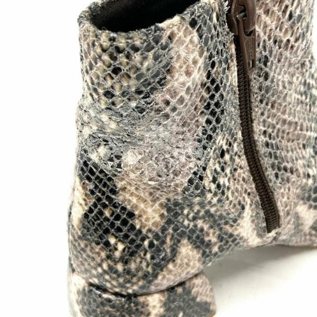 REMME(レメ) ショートブーツ 36 レディース - グレー×黒 蛇柄 パイソン レディースの靴/シューズ(ブーツ)の商品写真