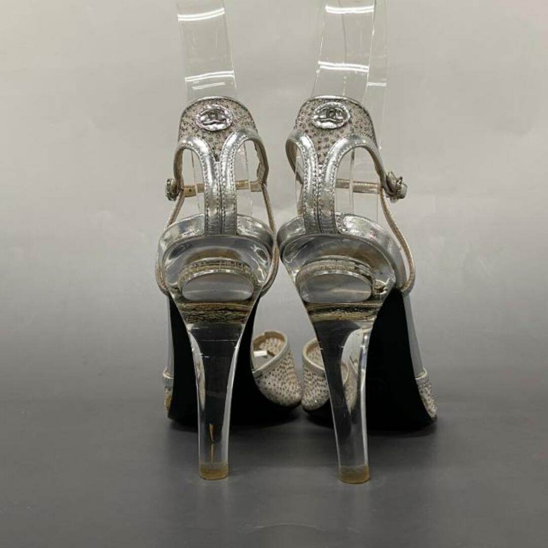CHANEL(シャネル)のCHANEL(シャネル) サンダル 38 C レディース - シルバー ココマーク レザー×ラインストーン×プラスチック レディースの靴/シューズ(サンダル)の商品写真