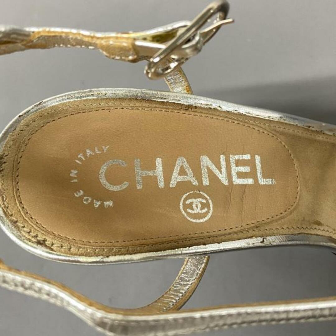 CHANEL(シャネル)のCHANEL(シャネル) サンダル 38 C レディース - シルバー ココマーク レザー×ラインストーン×プラスチック レディースの靴/シューズ(サンダル)の商品写真