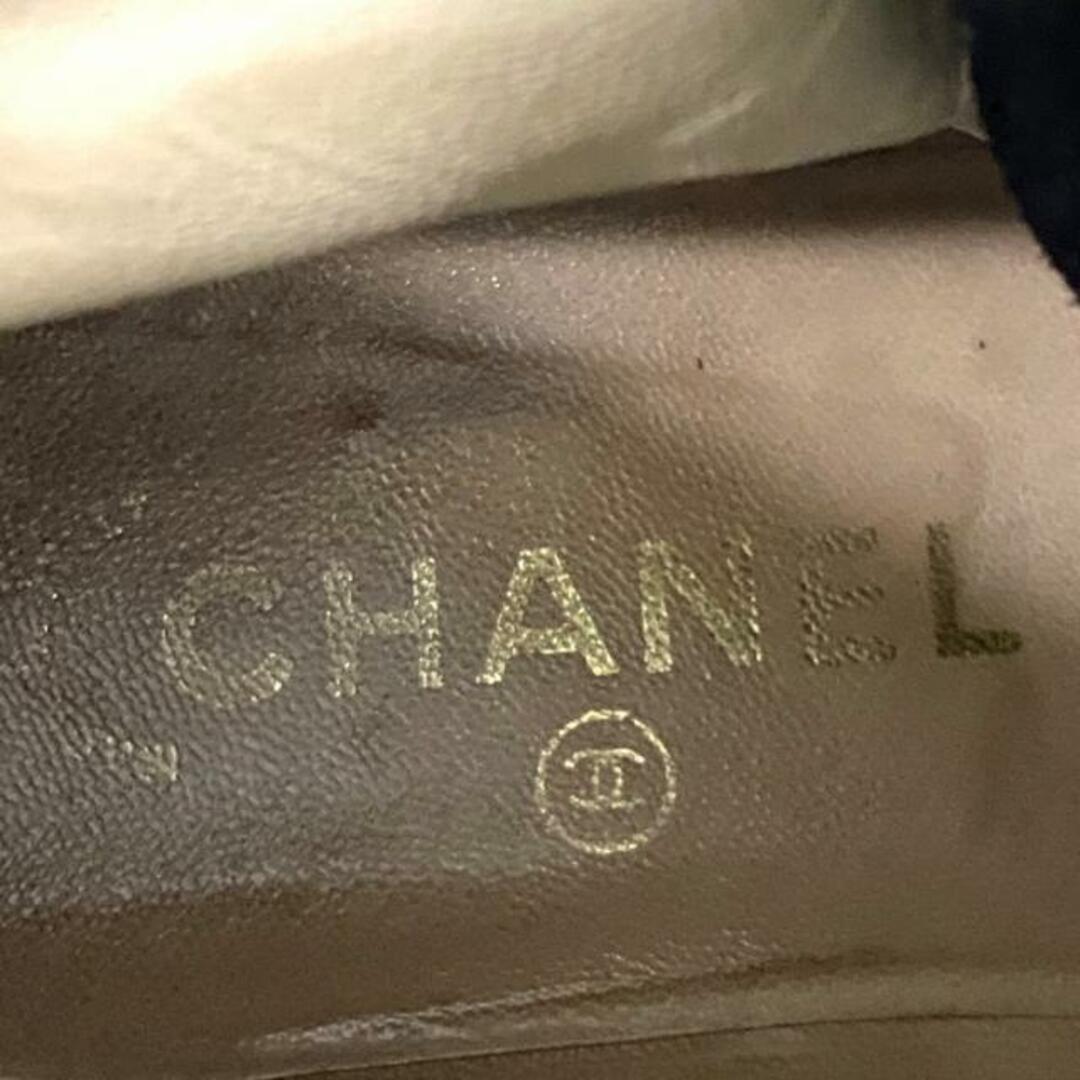 CHANEL(シャネル)のCHANEL(シャネル) ショートブーツ レディース - ダークブラウン ココマーク スエード レディースの靴/シューズ(ブーツ)の商品写真