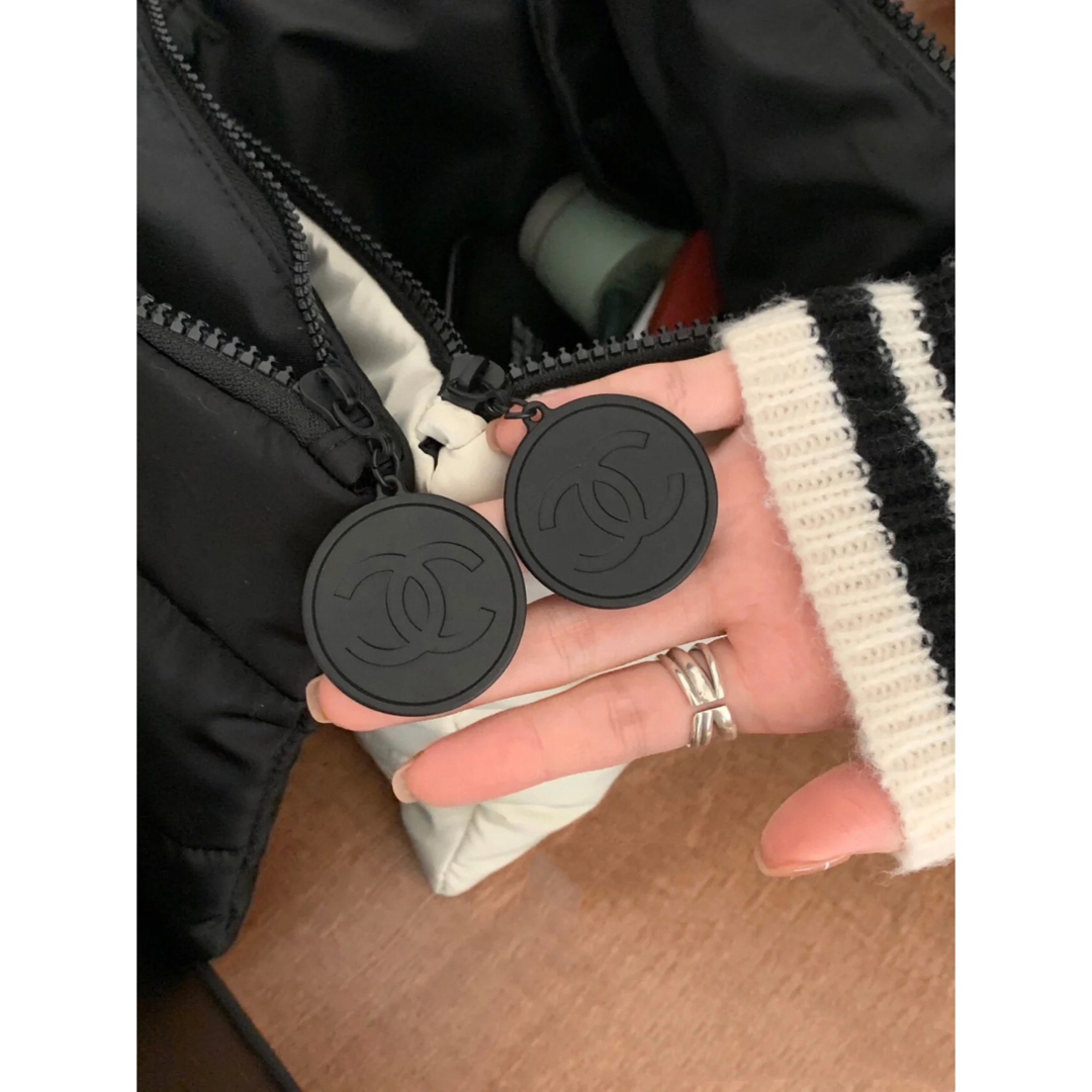 CHANEL(シャネル)のCHANEL 化粧ポーチ ソフトクッションポーチ ノーベルティ ブラック レディースのファッション小物(ポーチ)の商品写真