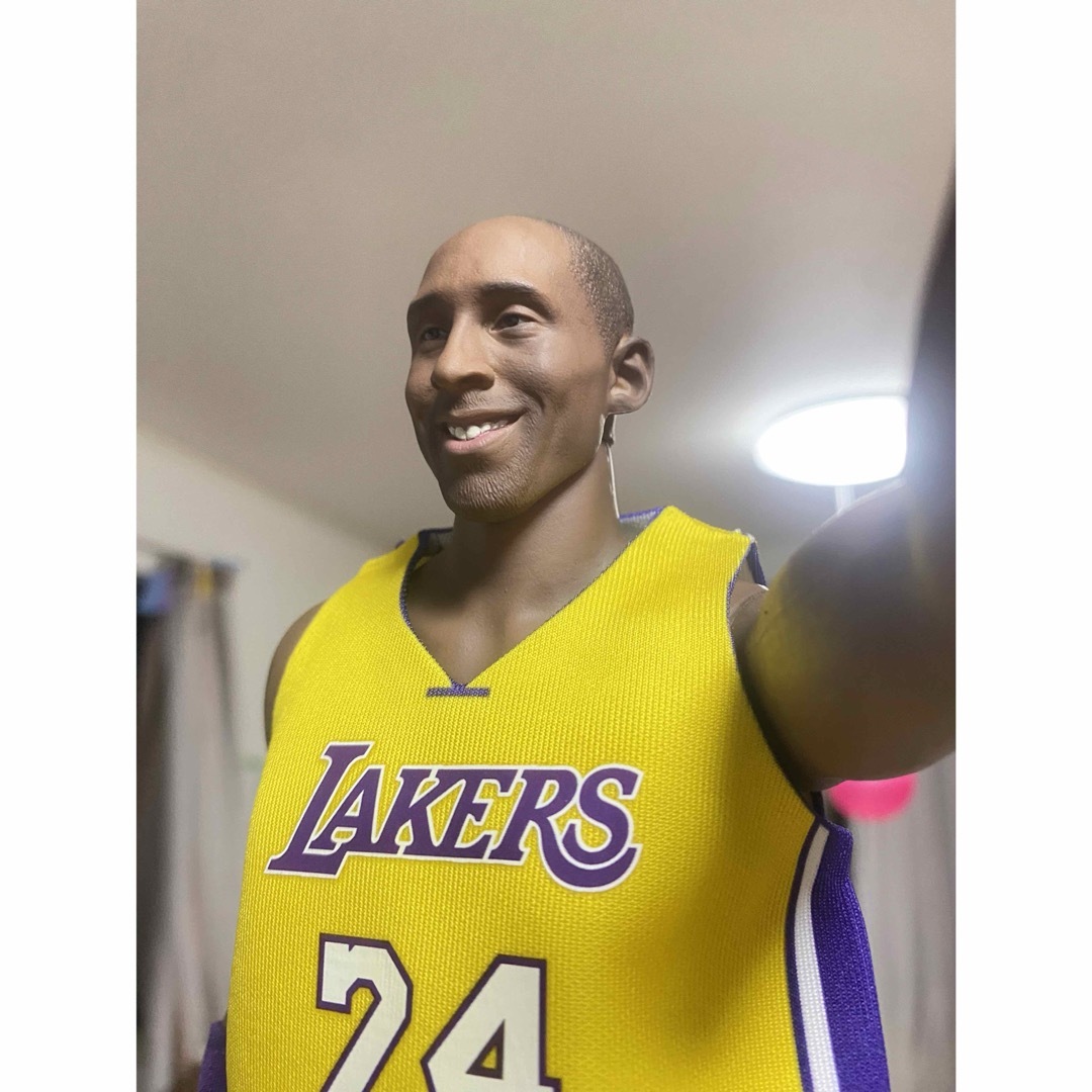 NBA Kobe コービー・ブライアントのフィギュア　1/6 新品未開封 エンタメ/ホビーのおもちゃ/ぬいぐるみ(キャラクターグッズ)の商品写真