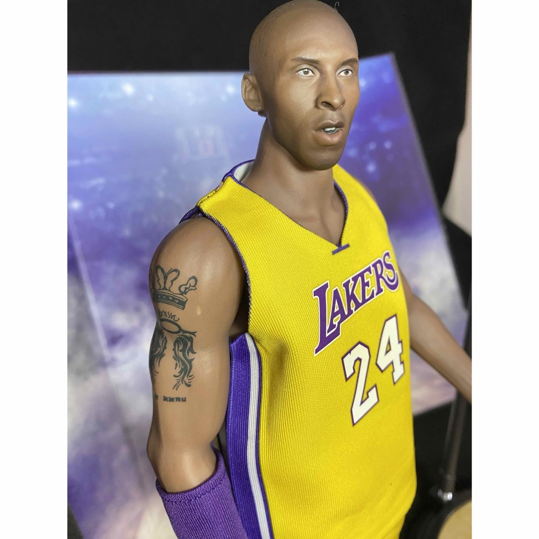 NBA Kobe コービー・ブライアントのフィギュア　1/6 新品未開封 エンタメ/ホビーのおもちゃ/ぬいぐるみ(キャラクターグッズ)の商品写真