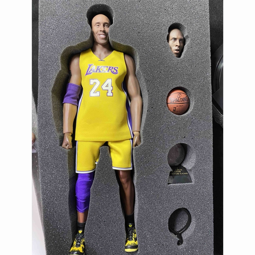 NBA Kobe コービー・ブライアントのフィギュア　1/6 新品未開封 エンタメ/ホビーのおもちゃ/ぬいぐるみ(キャラクターグッズ)の商品写真