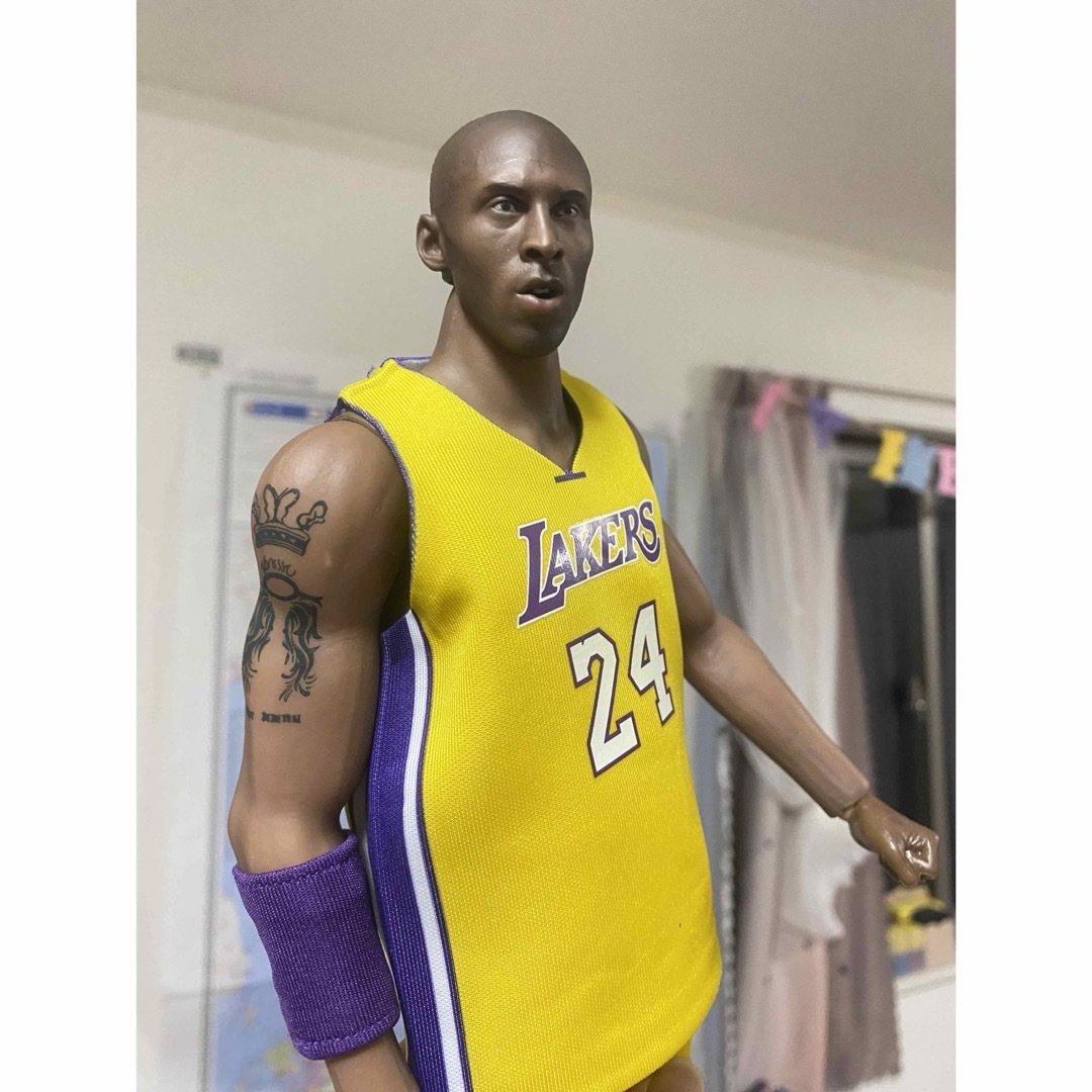 NBA Kobe コービー・ブライアントのフィギュア　1/6 新品未開封 エンタメ/ホビーのおもちゃ/ぬいぐるみ(キャラクターグッズ)の商品写真