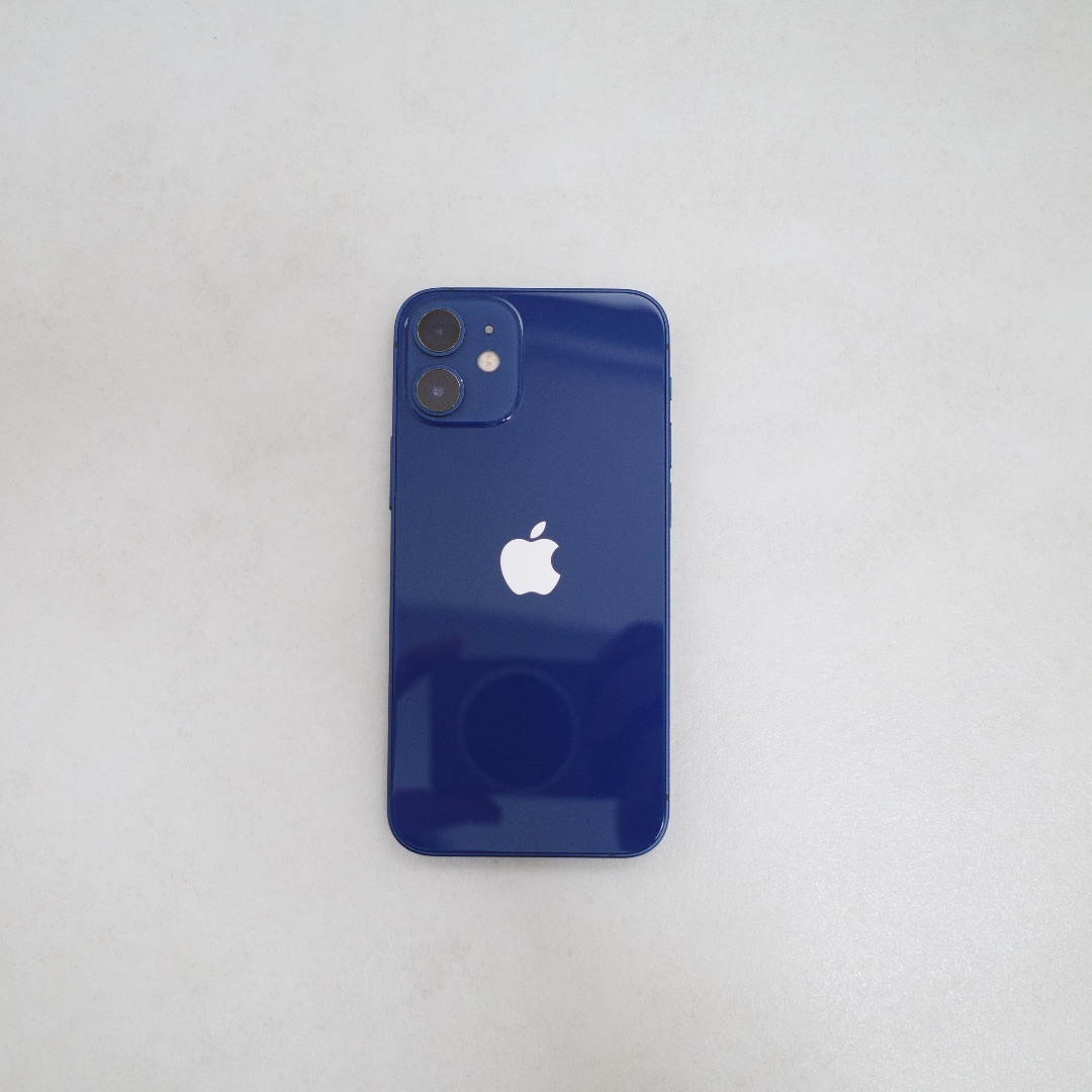Apple(アップル)の美品 iPhone12 mini ブルー 64gb 充電ケーブル未使用 スマホ/家電/カメラのスマートフォン/携帯電話(スマートフォン本体)の商品写真